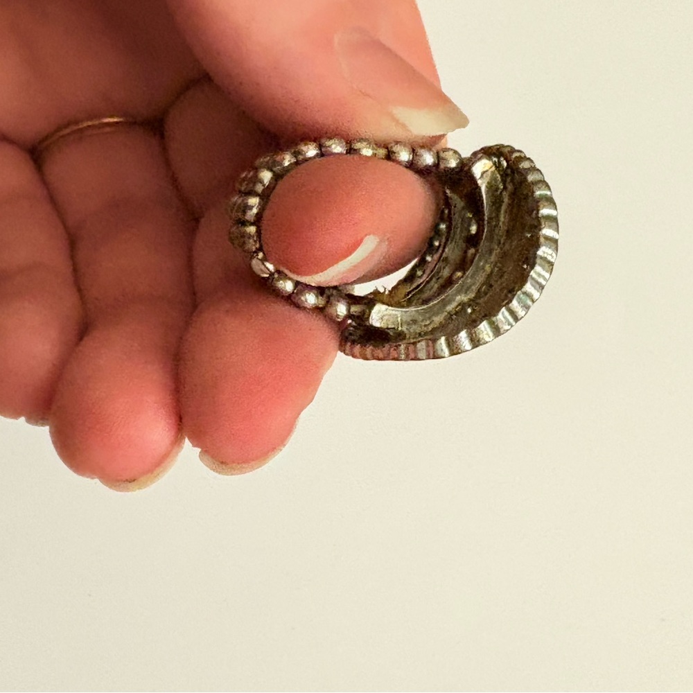 Adjustable dark, silver floral statement ring - Picture 3 of 3